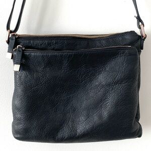 VTG Margot Black Leather Crossbody Bag Zipper Minimalist Contemporary Urban Boho